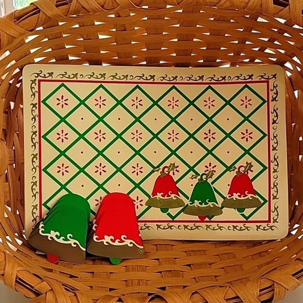 VTG XMAS DECOR, 8 MATS+4 RED BELL+4 GREEN BELL COASTERS (16 PIECES TOTAL)
